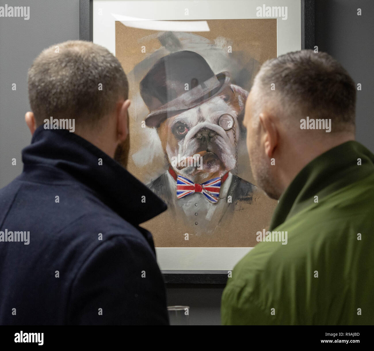 Brentwood, Essex, Regno Unito. Il 21 dicembre 2018. L'apertura del Penny Black Contemporary Art Gallery di Brentwood con Jason John "JJ' Adams un leader inglese mixed media pop contemporanea dell'artista e designer grafico i visitatori alla galleria apertura admisre alcune delle opere d'arte Credit Ian Davidson/Alamy Live News Foto Stock