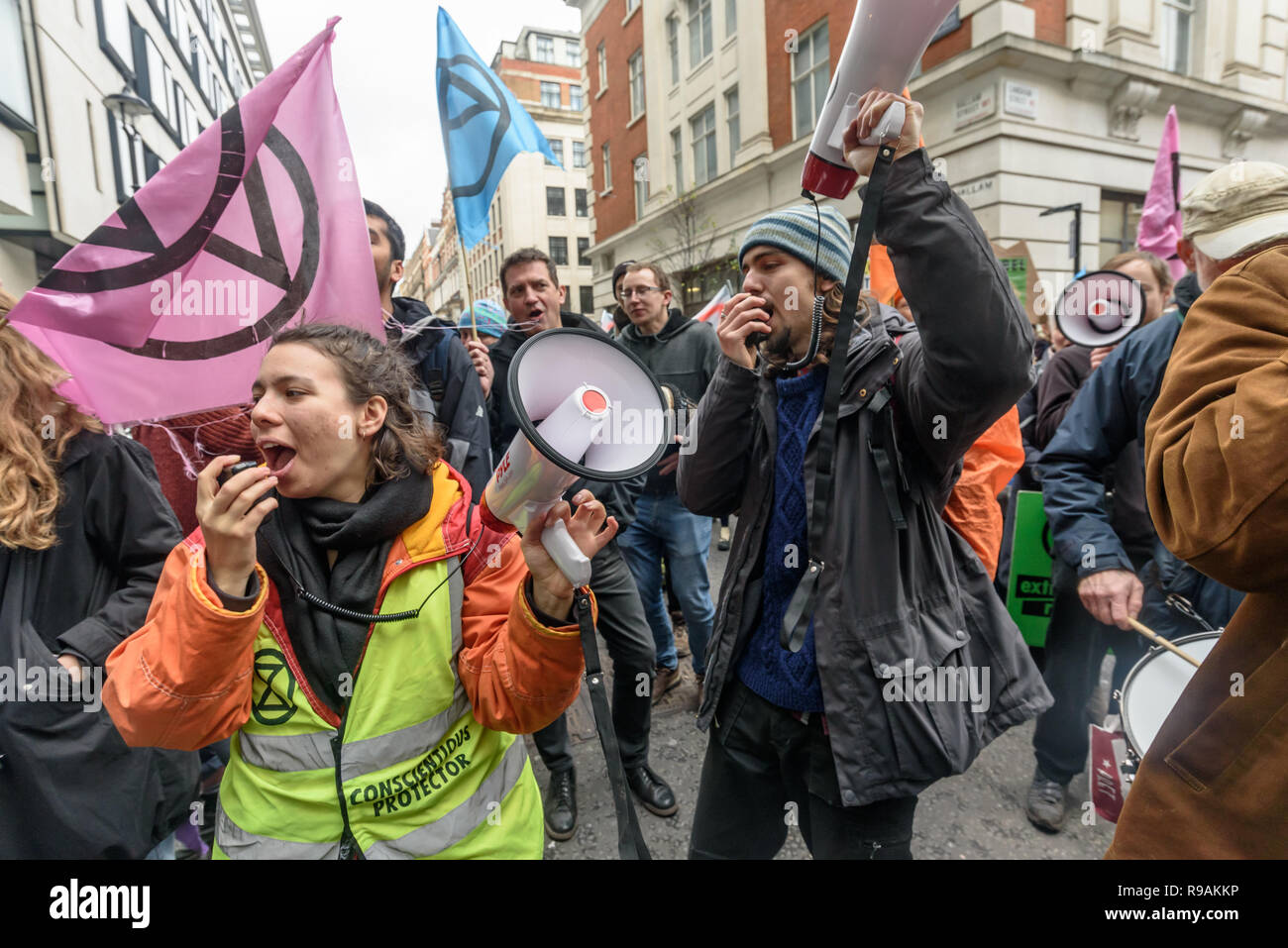 Londra, Regno Unito. Il 21 dicembre 2018. I sostenitori del clima dalla ribellione di estinzione protestare presso la BBC si chiede di interrompere ignorando l'emergenza clima & estinzioni di massa di prendere posto e di promuovere distruttivo ad alto tenore di carbonio da vivere attraverso programmi come Top Gear e quelli sulla moda, viaggi, trucco etc. La protesta organizzata dal clima Coalizione Media (CMC) e il suo direttore Donnachadh McCarthy portato manichini avvolto nel panno bianco alla BBC che rappresentano gli organismi di un villaggio greco ucciso da incendio. Peter Marshall / Alamy Live News Foto Stock