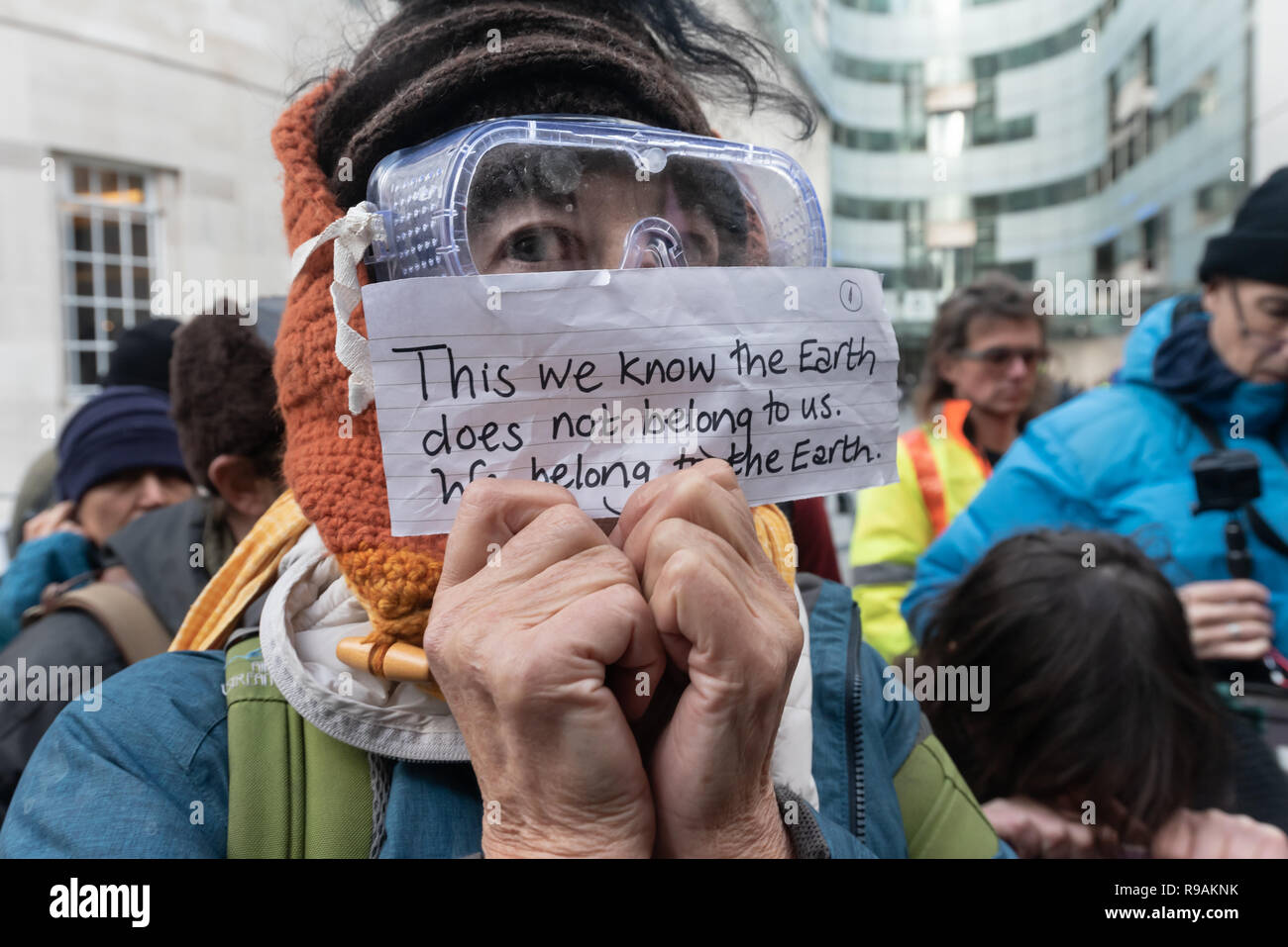 Londra, Regno Unito. Il 21 dicembre 2018. I sostenitori del clima dalla ribellione di estinzione protestare presso la BBC si chiede di interrompere ignorando l'emergenza clima & estinzioni di massa di prendere posto e di promuovere distruttivo ad alto tenore di carbonio da vivere attraverso programmi come Top Gear e quelli sulla moda, viaggi, trucco etc. La protesta organizzata dal clima Coalizione Media (CMC) e il suo direttore Donnachadh McCarthy portato manichini avvolto nel panno bianco alla BBC che rappresentano gli organismi di un villaggio greco ucciso da incendio. Peter Marshall / Alamy Live News Foto Stock