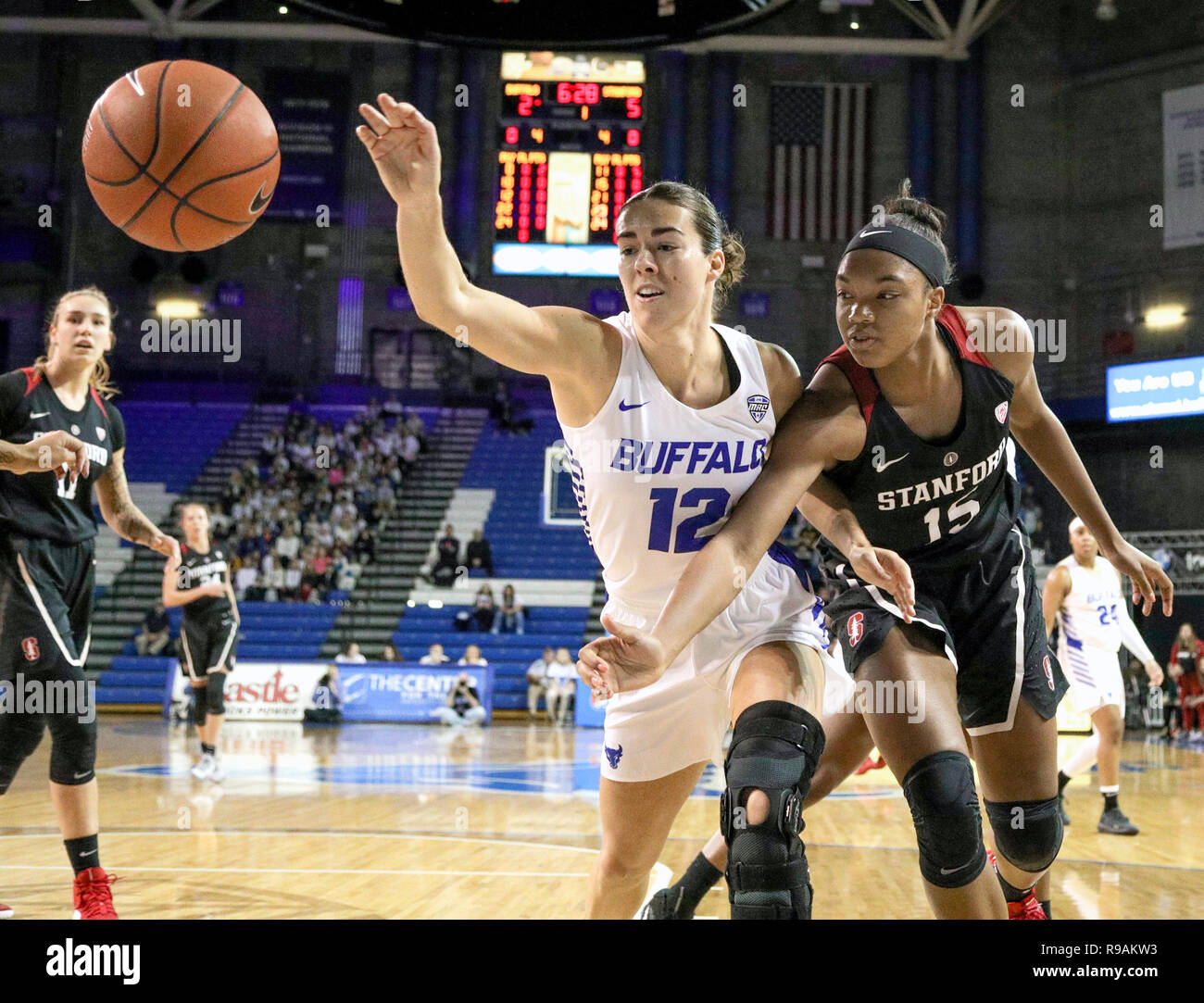 Dic 21, 2018: Buffalo tori avanti Courtney Wilkins (12) e Stanford Cardinale avanti Maya Dodson (15) battaglia per ottenere il possesso di una sfera allentati durante la prima metà del gioco nella NCAA pallacanestro tra la Stanford Cardinale e Buffalo tori a Alumni Arena in Amherst, N.Y. (Nicholas T. LoVerde/Cal Sport Media) Foto Stock