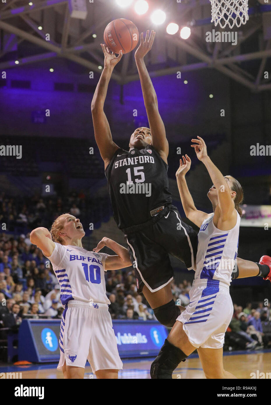 Dic 21, 2018: Stanford Cardinale avanti Maya Dodson (15) Spara la palla su Buffalo Bulls guard Hanna Hall (10) e di marcia avanti Courtney Wilkins (12) durante la prima metà del gioco nella NCAA pallacanestro tra la Stanford Cardinale e Buffalo tori a Alumni Arena in Amherst, N.Y. (Nicholas T. LoVerde/Cal Sport Media) Foto Stock