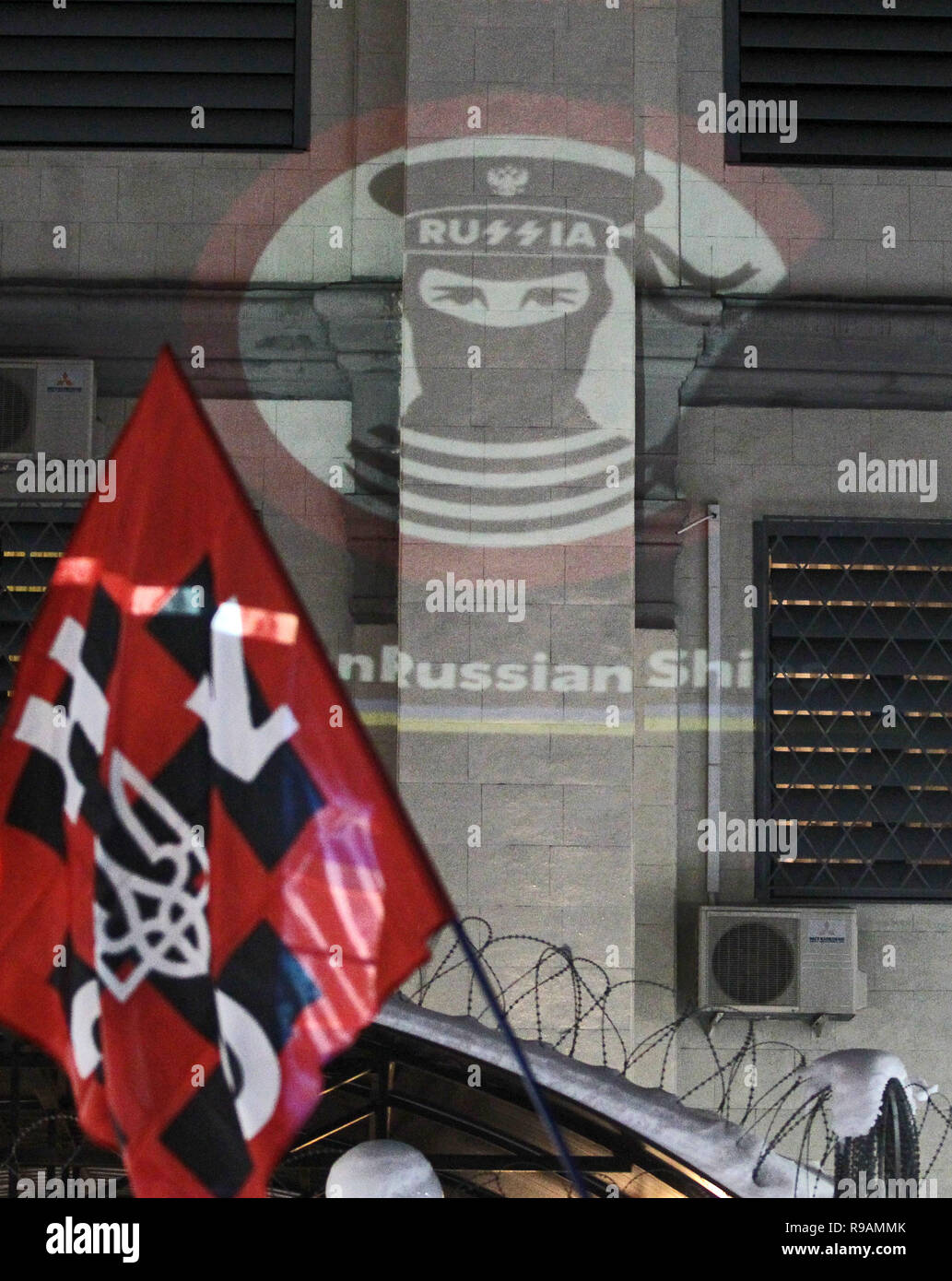 Kiev, Ucraina, 21 dicembre, 2018. Un'immagine con iscrizione dicendo divieto delle navi russe proiettato su un edificio dell'Ambasciata russa durante il rally. I nazionalisti ucraini tenutasi il rally di chiedere il rilascio del 24 marina militare ucraino marinai che erano stati sequestrati dai russi durante lo Stretto di Kerch incidente su 25 Novembre 2018, e altri ucraini di prigionieri politici in Russia, in Crimea e la zona di conflitto dell'est dell'Ucraina. Il 26 novembre il parlamento ucraino ha votato per accettare uno stato di legge marziale per trenta giorni in dieci regioni che confinano con la Russia, il Mar Nero e il Mar di Azov situate a. Il credito Foto Stock