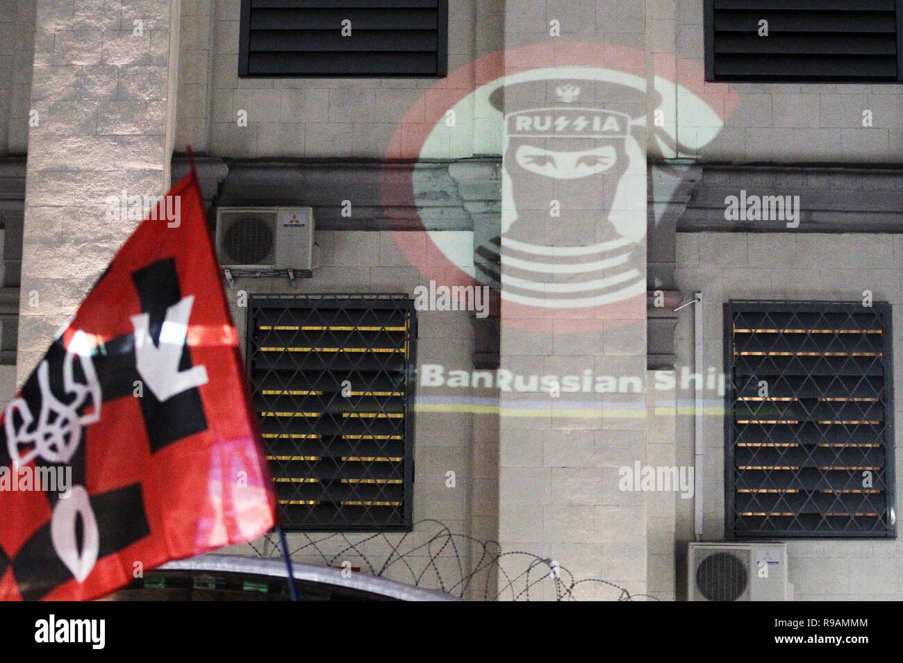 Kiev, Ucraina, 21 dicembre, 2018. Un'immagine con iscrizione dicendo divieto delle navi russe proiettato su un edificio dell'Ambasciata russa durante il rally. I nazionalisti ucraini tenutasi il rally di chiedere il rilascio del 24 marina militare ucraino marinai che erano stati sequestrati dai russi durante lo Stretto di Kerch incidente su 25 Novembre 2018, e altri ucraini di prigionieri politici in Russia, in Crimea e la zona di conflitto dell'est dell'Ucraina. Il 26 novembre il parlamento ucraino ha votato per accettare uno stato di legge marziale per trenta giorni in dieci regioni che confinano con la Russia, il Mar Nero e il Mar di Azov situate a. Il credito Foto Stock