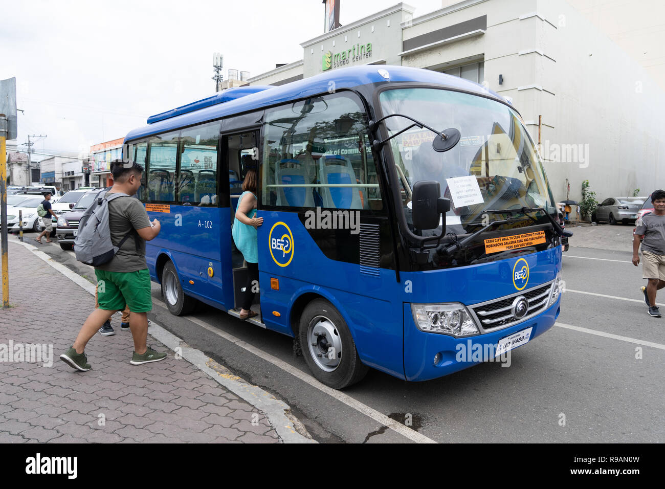 22/12/2018 di Cebu City, Filippine.Nuovo stile moderno Jeepneys distribuito sulle strade di Cebu City oggi.Localmente noto come 'bip' hanno una capienza di 24 passeggeri e può ospitare un ulteriore 10 piedi. Circa. 40 veicoli su vari percorsi saranno dotate di wifi gratuito, dashcam, e una televisione a circuito chiuso (CCTV) fotocamera.A partire da gennaio 2018 il Dipartimento dei trasporti (DOTr) nelle Filippine ha iniziato a rimuovere jeepneys di età superiore ai quindici anni da parte del governo di trasporto del programma di modernizzazione. Foto Stock