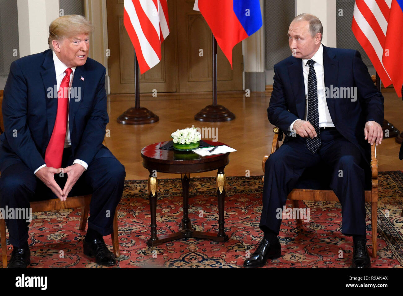 Pechino, Finlandia. 16 Luglio, 2018. Stati Uniti Presidente Donald Trump (L) si riunisce con il suo omologo russo Vladimir Putin a Helsinki in Finlandia, il 16 luglio 2018. Credito: Lehtikuva/Heikki Saukkomaa/Xinhua/Alamy Live News Foto Stock