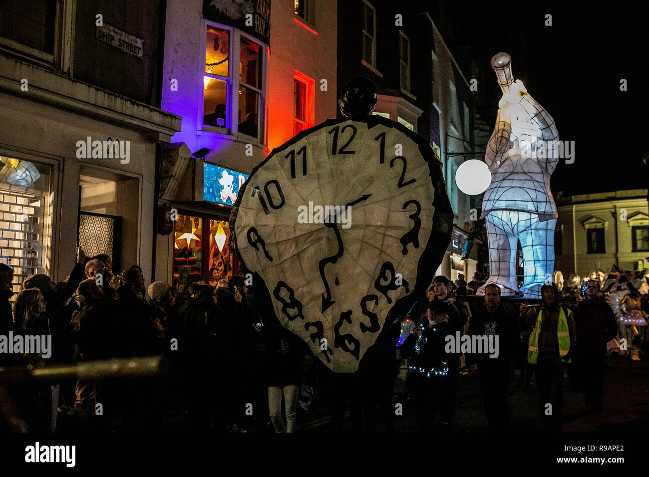 Brighton, Sussex, Regno Unito. Dicembre 21, 2018 - Il 'bruciare gli orologi'' processione a piedi con i partecipanti con carta e willow lanterne dalla nuova strada a Madeira Drive in Brighton. La parata di lanterne segna il solstizio d'inverno e il giorno più corto dell'anno. Questo anno di "bruciare gli orologi'' tema era ricordo. Lanterne sono state eseguite attraverso le strade di Brighton, sul lungomare, dove essi sono stati impilati su una pira e bruciato a significare la fine dell'anno Credito: Matt Duckett/IMAGESLIVE/ZUMA filo/Alamy Live News Foto Stock