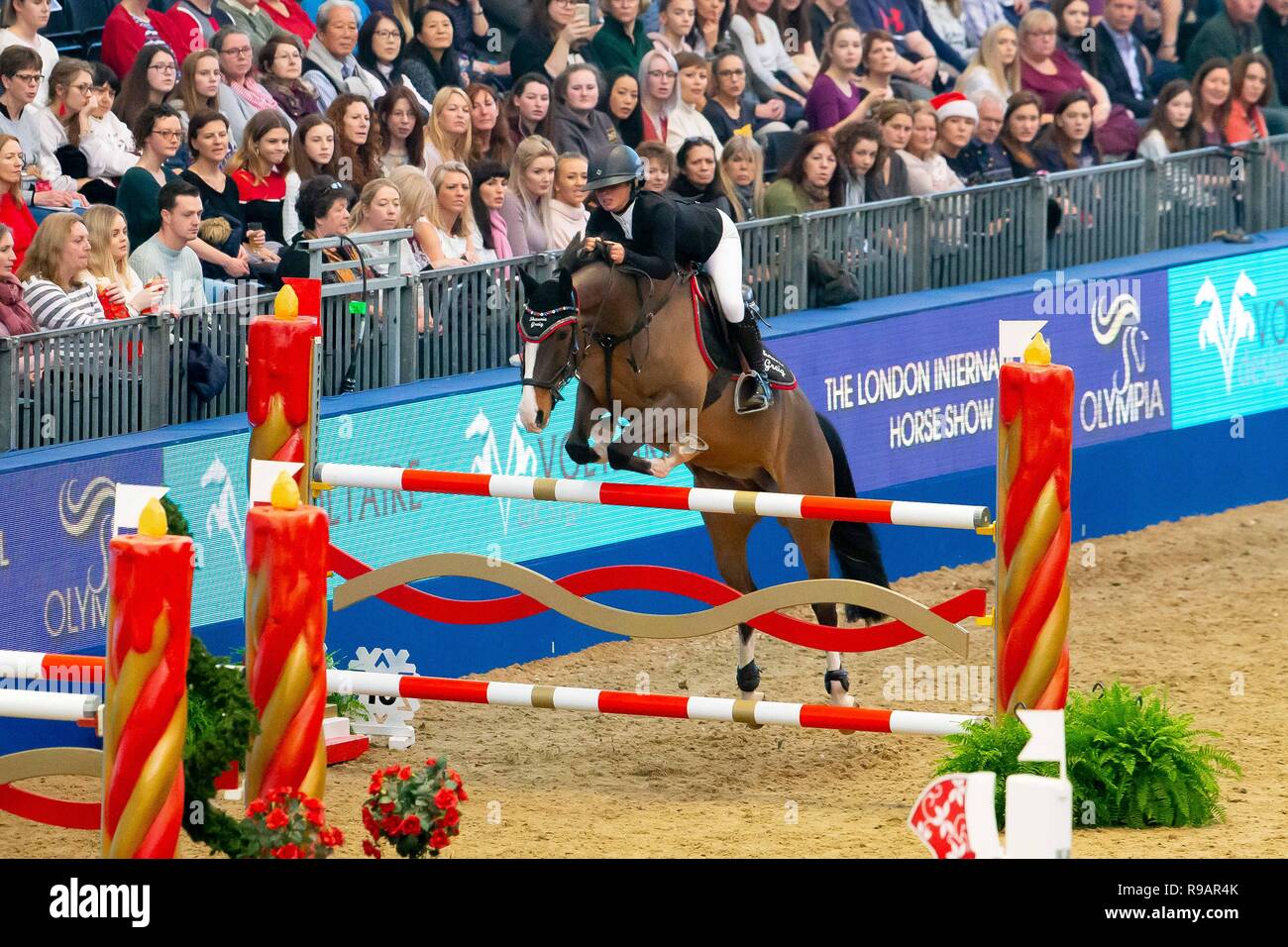 Olympia, Londra, Regno Unito. Il 22 dicembre, 2018. Vincitore. Shaunie Greig riding Casino Royale VIII. GBR. Il design di Voltaire tritare picchetti a torta. Showjumping. Olympia. Il London International Horse Show. Londra. Regno Unito. 22/12/2018. Credito: Sport In immagini/Alamy Live News Foto Stock