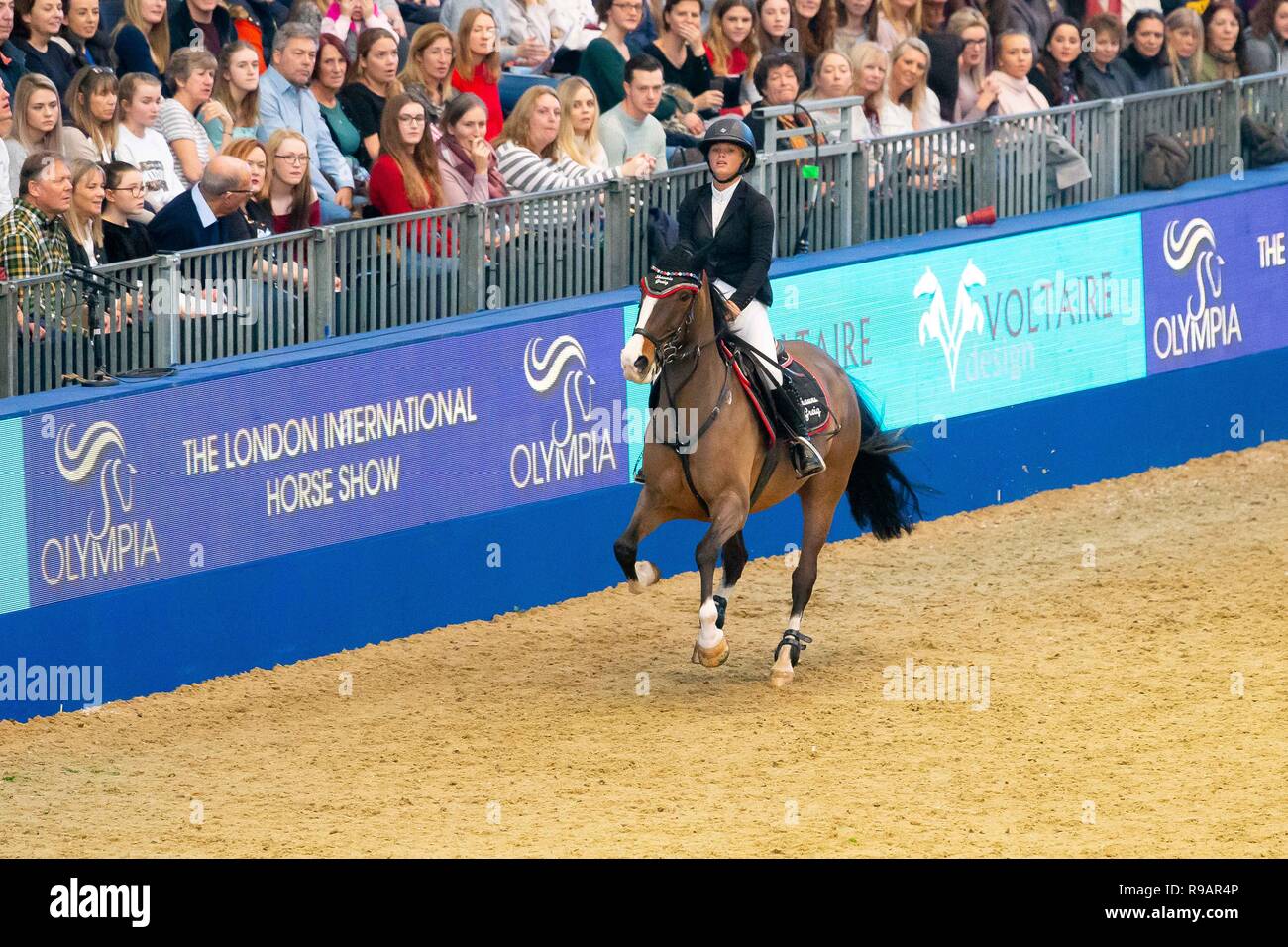 Olympia, Londra, Regno Unito. Il 22 dicembre, 2018. Vincitore. Shaunie Greig riding Casino Royale VIII. GBR. Il design di Voltaire tritare picchetti a torta. Showjumping. Olympia. Il London International Horse Show. Londra. Regno Unito. 22/12/2018. Credito: Sport In immagini/Alamy Live News Foto Stock