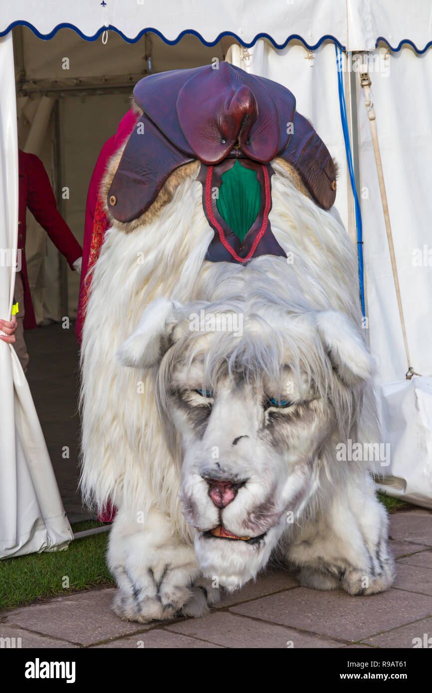 Bournemouth Dorset, Regno Unito. Il 22 dicembre 2018. La neve leone e Red Queen fare un aborigeno attraverso Giardini inferiori di Bournemouth per folk per vedere il mystey e la maestosità del più grande lion a camminare sulla terra. Dalla Foresta di neve eterna pad il Gigante White Lion, un mitico emblema della stagione per celebrare la luce della gentilezza umana nelle profondità di inverni di giorni più bui. Foto Stock