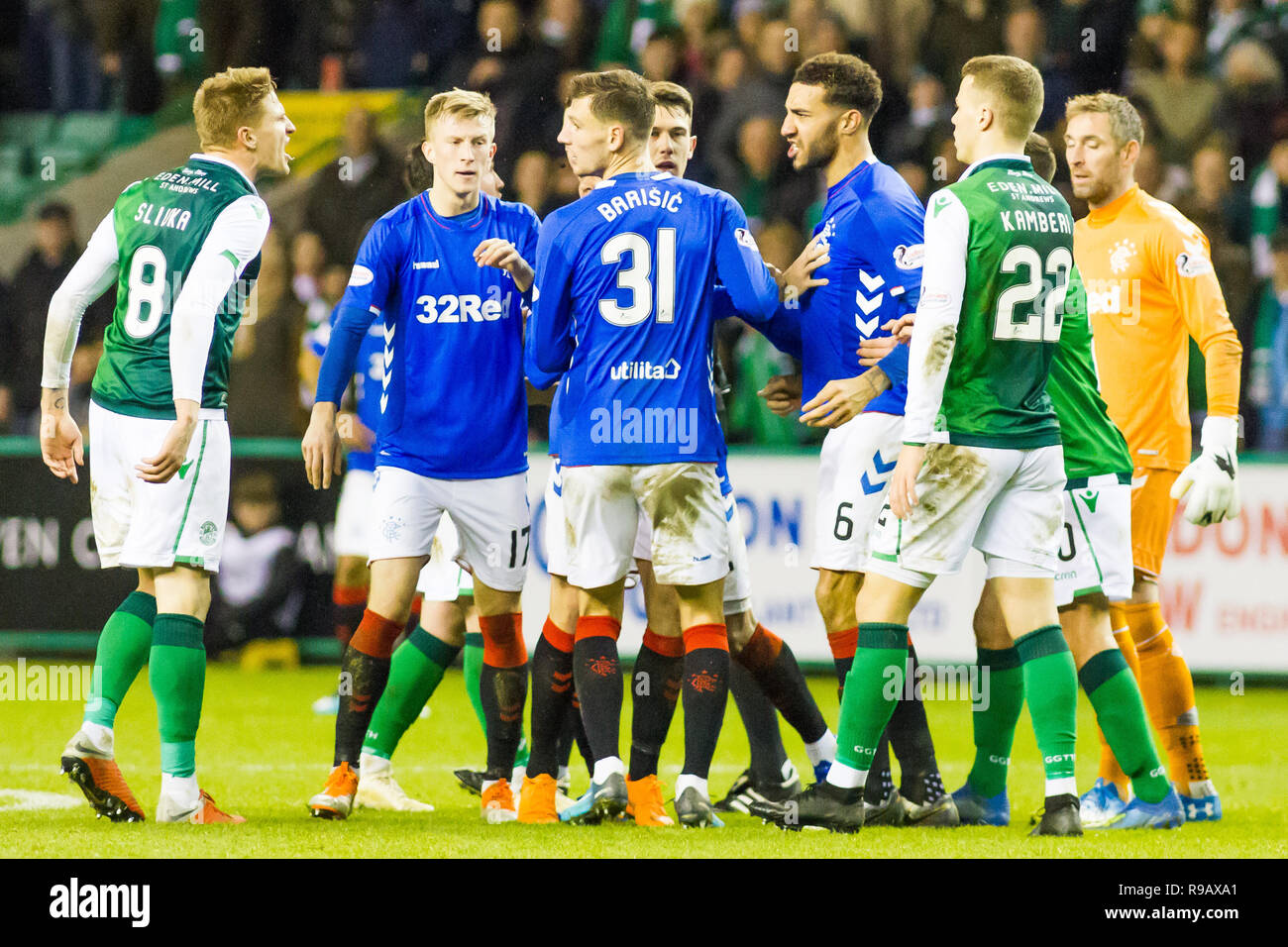 Easter Road, Edimburgo, Regno Unito. Xix Dec, 2018. Premiership scozzese. Hibs versus Rangers; Hibs player Vykintas Slivka(08) penetra in un battibecco con Rangers P Foto Stock