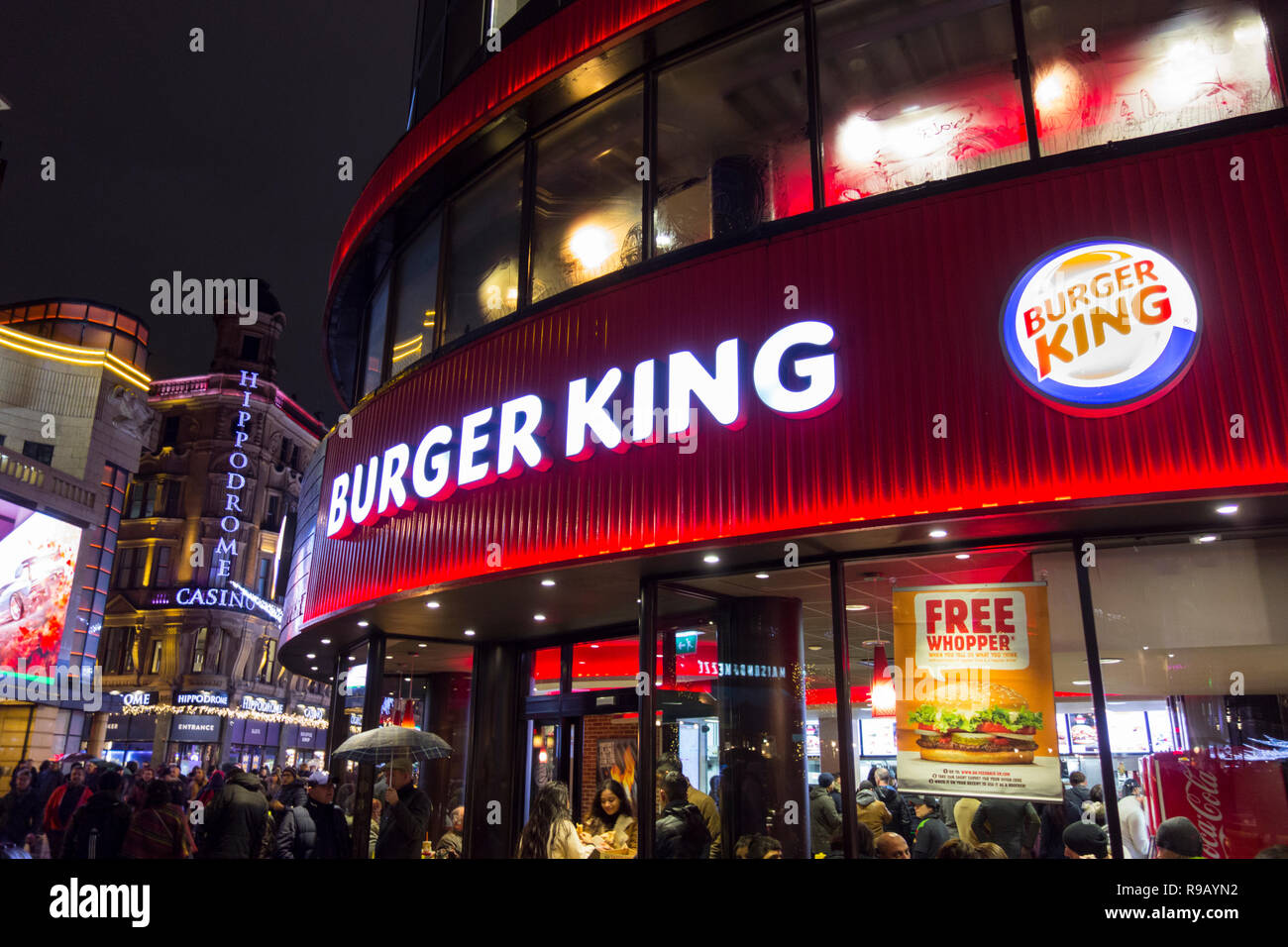 Esterno di Burger King e un ristorante fast food su Leicester Square di notte. Foto Stock