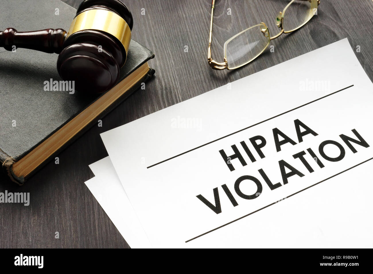 Documenti sulla violazione HIPAA e martello in una corte. Foto Stock