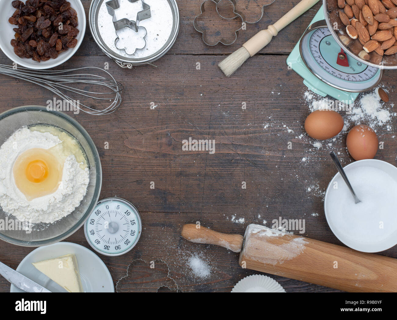 Home cottura cucina impostazione con ingredienti per pane e torte di coppa Foto Stock