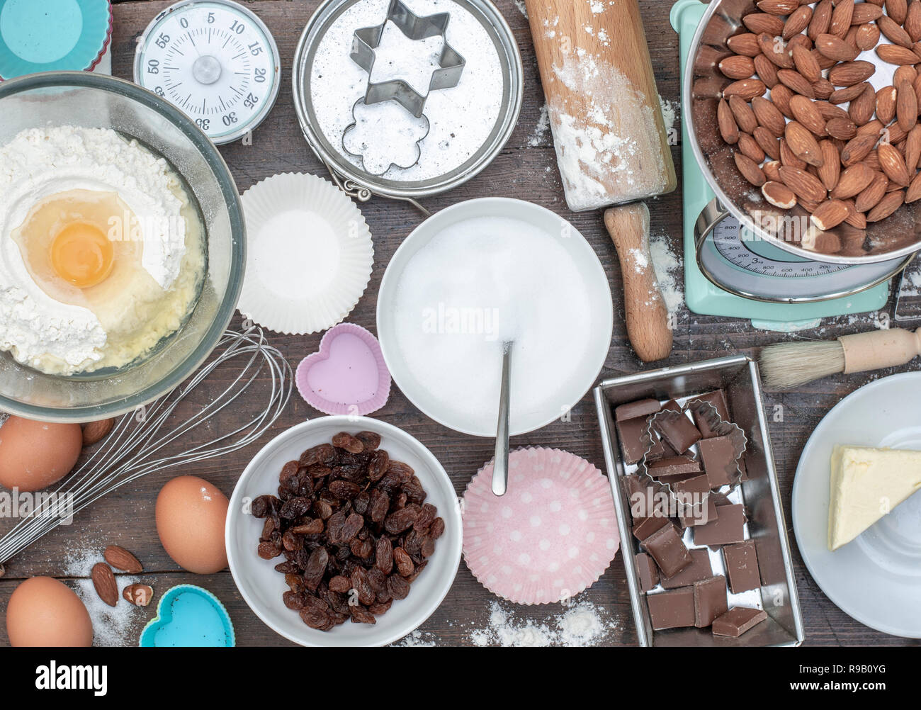 Home cottura cucina impostazione con ingredienti per pane e torte di coppa Foto Stock