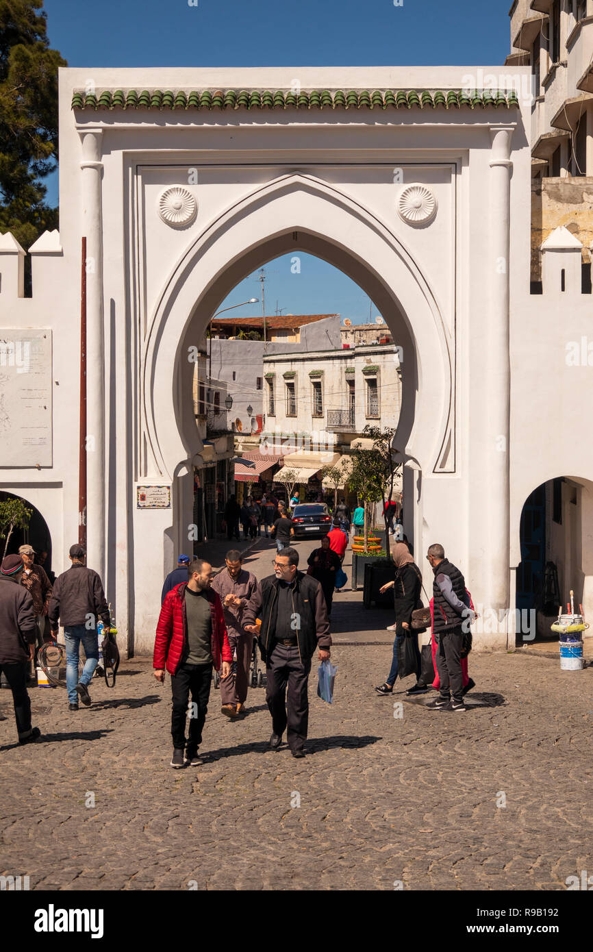 Il Marocco, Tangeri, posto 9 Avril, Gran Socco, Bab El Fahs porta antica Medina Foto Stock