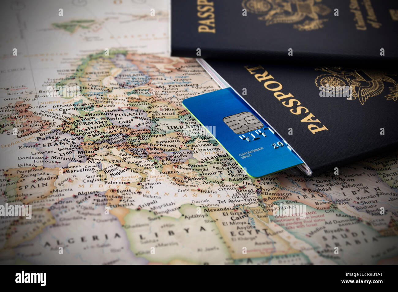 Primo piano di una mappa del mondo dotate per la maggior parte in Europa con passaporti e una carta di credito in cima. Foto Stock