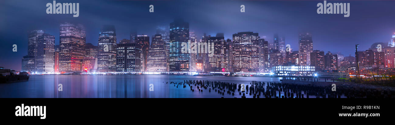 Un panorama di New York City di notte fotografato dal ponte di Brooklyn Park. Foto Stock