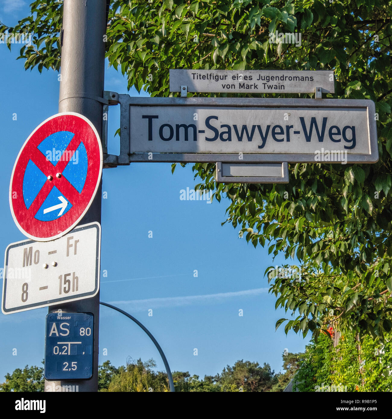 Tom Sawyer Weg, cartello stradale di strada chiamata dopo Mark Twain carattere nel settore americano di Dahlem, Berlino Foto Stock