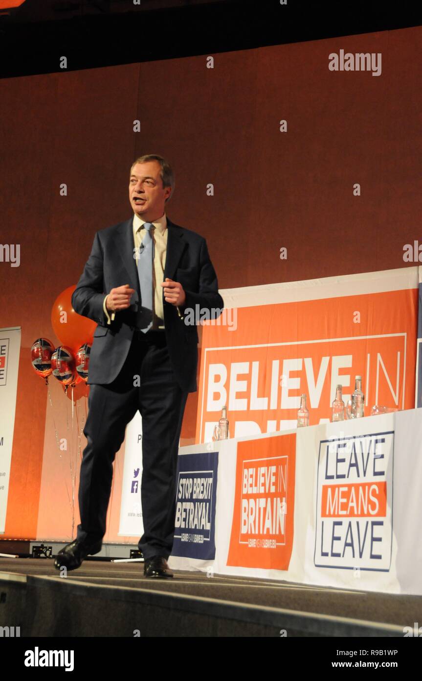 Nigel Farage ex-leader di indirizzi Ukip Brexit elettori e sostenitori Ukip, a lasciare significa lasciare evento a Londra. Foto Stock