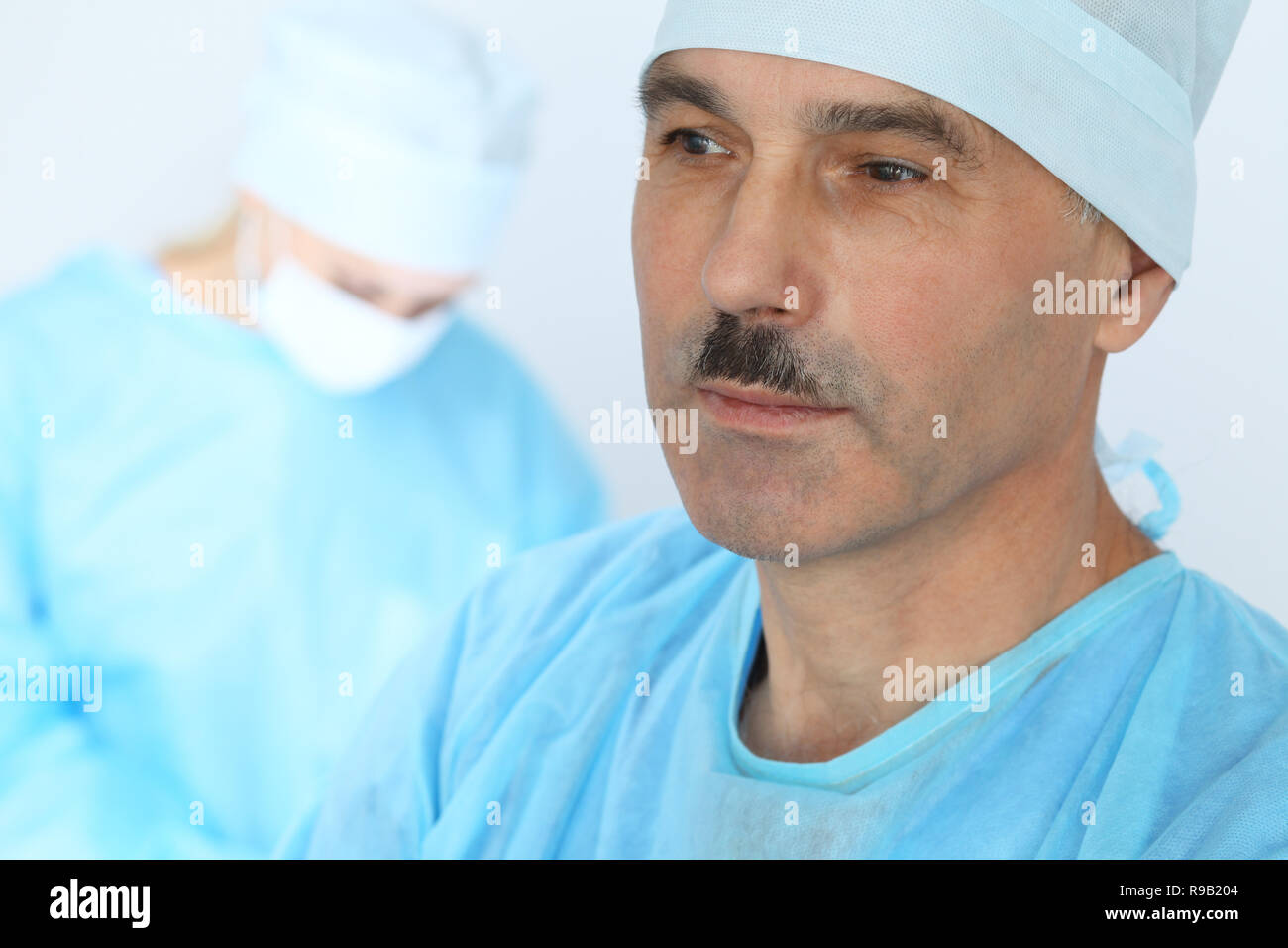 Boss chirurgo sta esaminando il funzionamento mentre il team medico sono occupate del paziente. Medicina, sanità e in caso di emergenza in ospedale Foto Stock