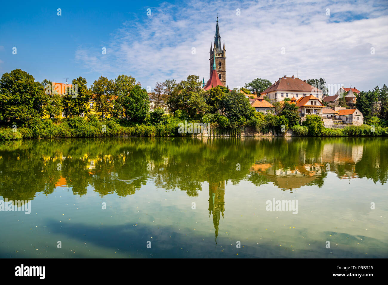 Vista su tutta la superficie del marcatore sulla storica città di Caslav nella Boemia centrale Foto Stock