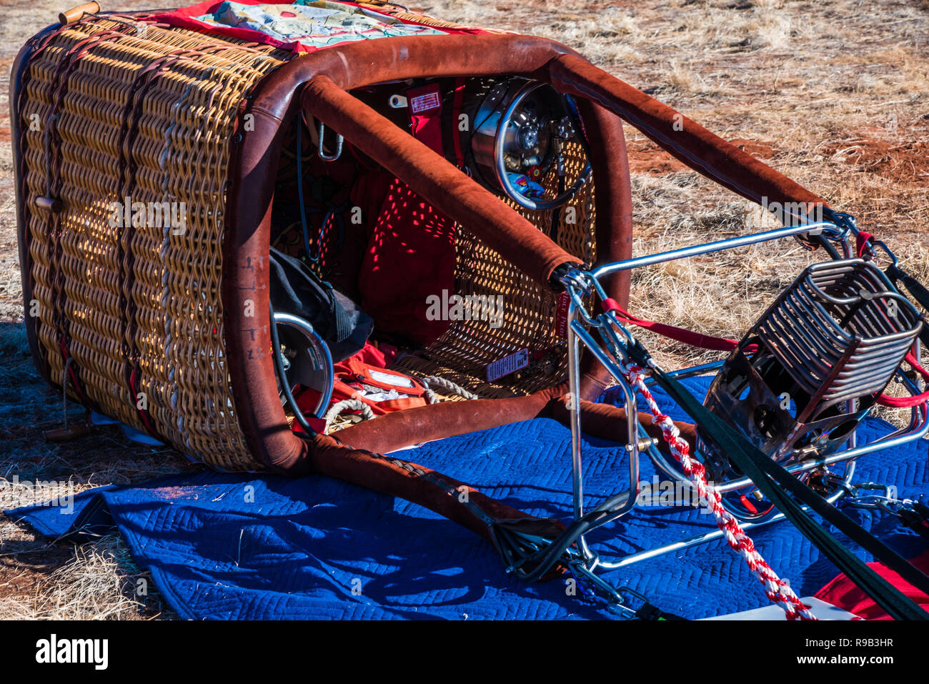 Colorate mongolfiere contro un profondo blu del cielo e del deserto scogliere. Foto Stock