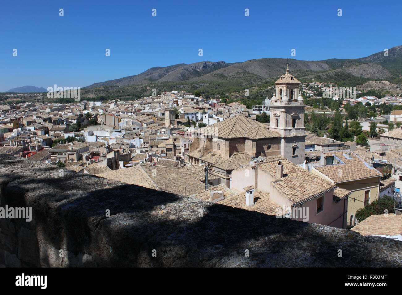 Vista sui tetti dalla cattedrale parete in Caravaca de la Cruz, Spagna. Foto Stock