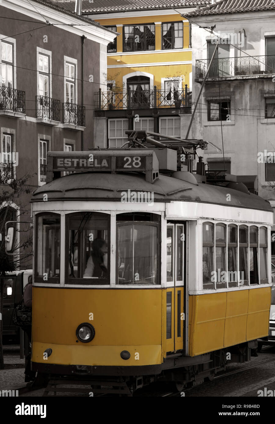 Lisbona, Portogallo. Il famoso numero 28 tram che attraversa molti di Lisbona monumenti sul suo centro storico percorso. In bianco e nero, colore selettivo. Foto Stock