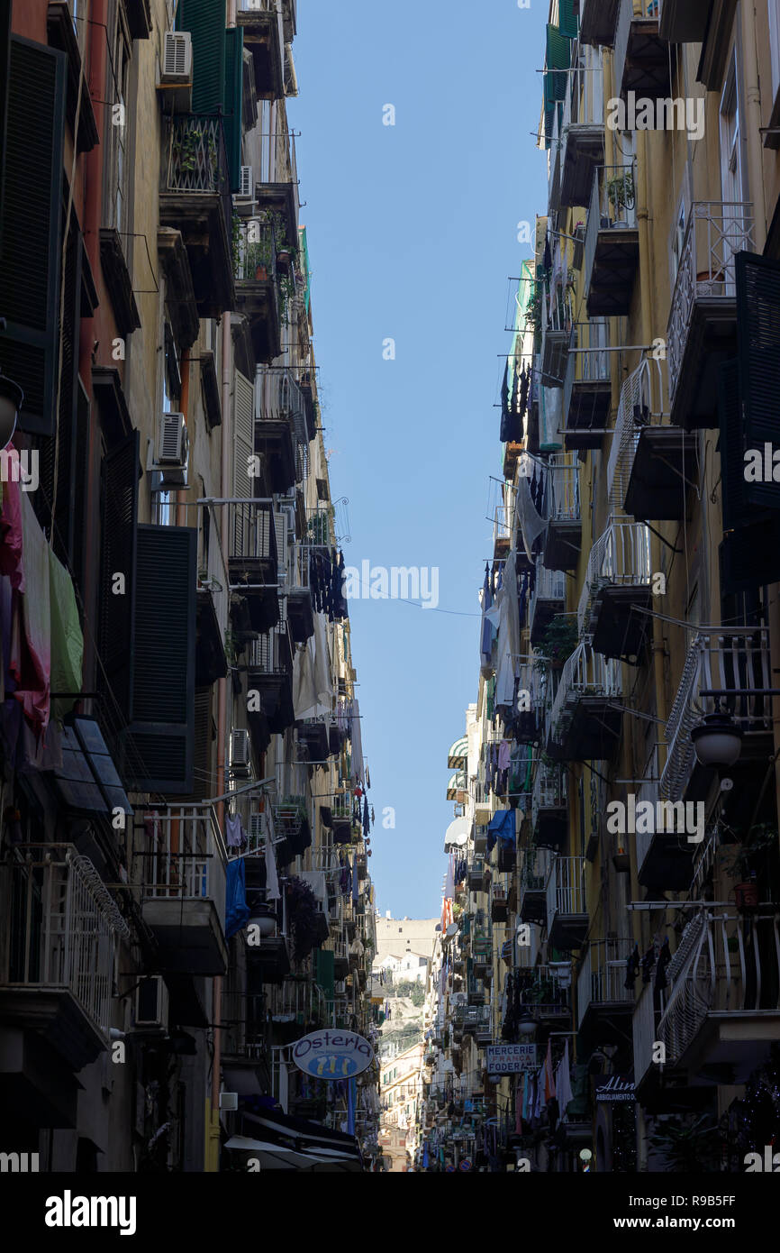 Vicolo di Napoli, tipica strada ed edifici del quartiere Chiaia di napoli, Italia Foto Stock