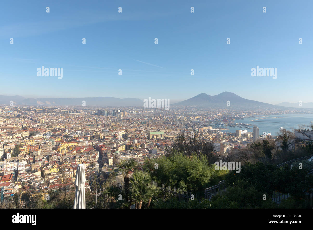 Vista panoramica della città di Napoli, e sullo sfondo il vulcano Vesuvio. Foto Stock