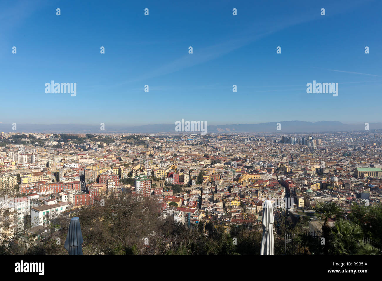 Vista panoramica della città di Napoli, la luce del giorno. Foto Stock