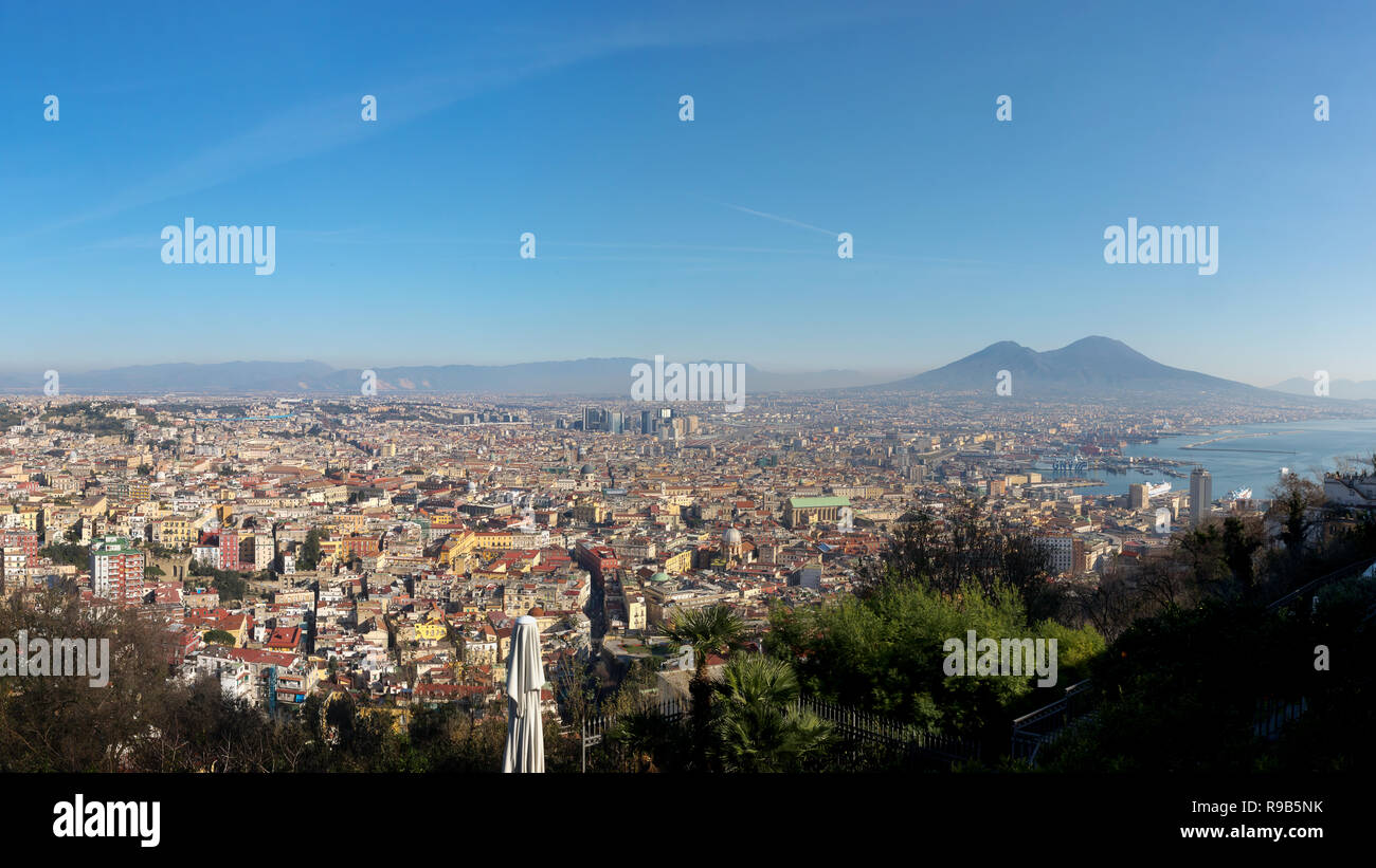 Vista panoramica della città di Napoli, e sullo sfondo il vulcano Vesuvio. Foto Stock