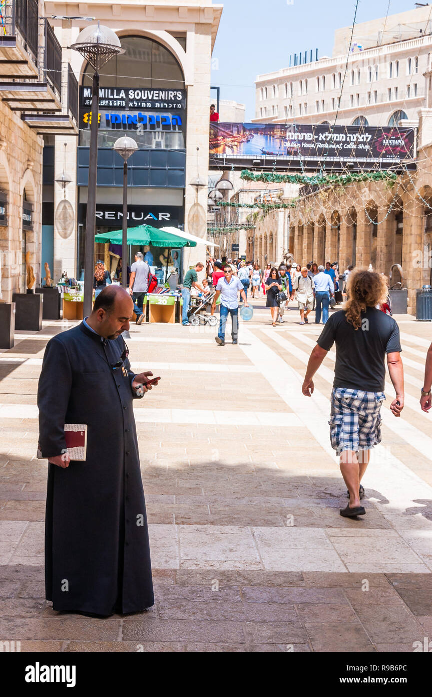 Gerusalemme, Israele - 25 Maggio 2012: vista sul capezzolo strada piena di gente del posto e i turisti a piedi dalla famosa strada di città e un sacerdote che in piedi e re Foto Stock