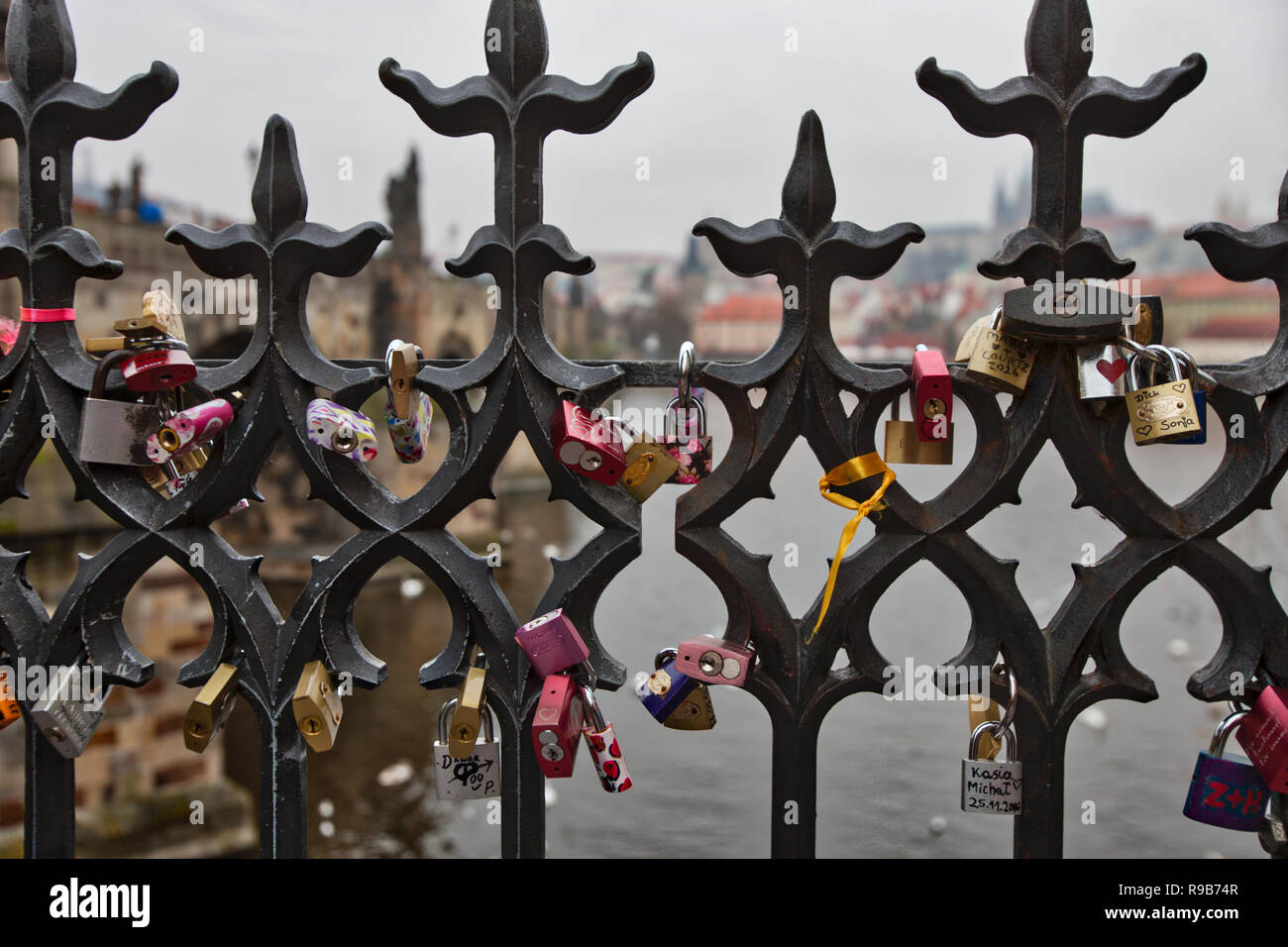 Amore si blocca sul Ponte Carlo a Praga Repubblica Ceca Foto Stock
