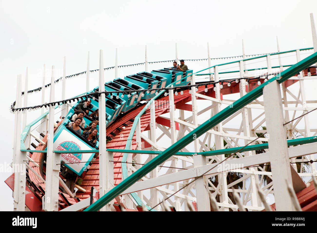 Stati Uniti, California, San Diego, coloro che godono di un giro sul Belmont Park Rollercoaster Foto Stock