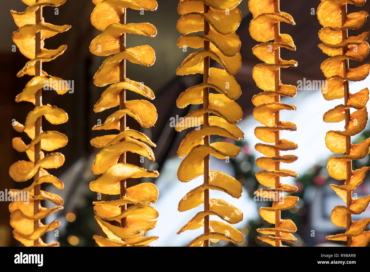 Fritte spirali di patate, visualizzata al chiosco di cibo a Natale street  market alimentare. Il fast food, patate fritte sulla levetta Foto stock -  Alamy