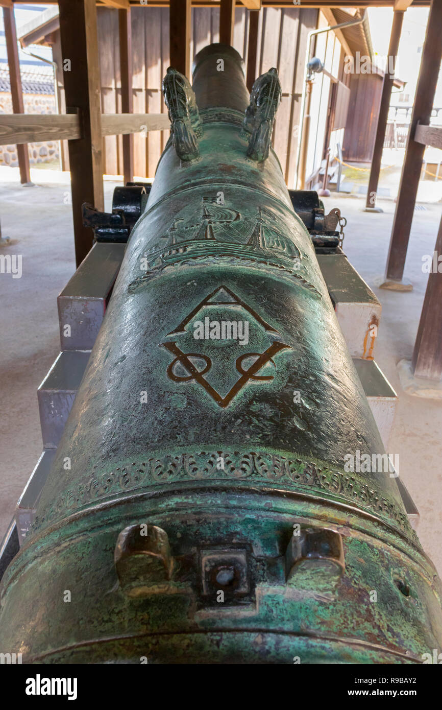Nagasaki, Giappone - 22 Ottobre 2018: l'artiglieria storica con il segno di VOC in Dejima, di Nagasaki Foto Stock