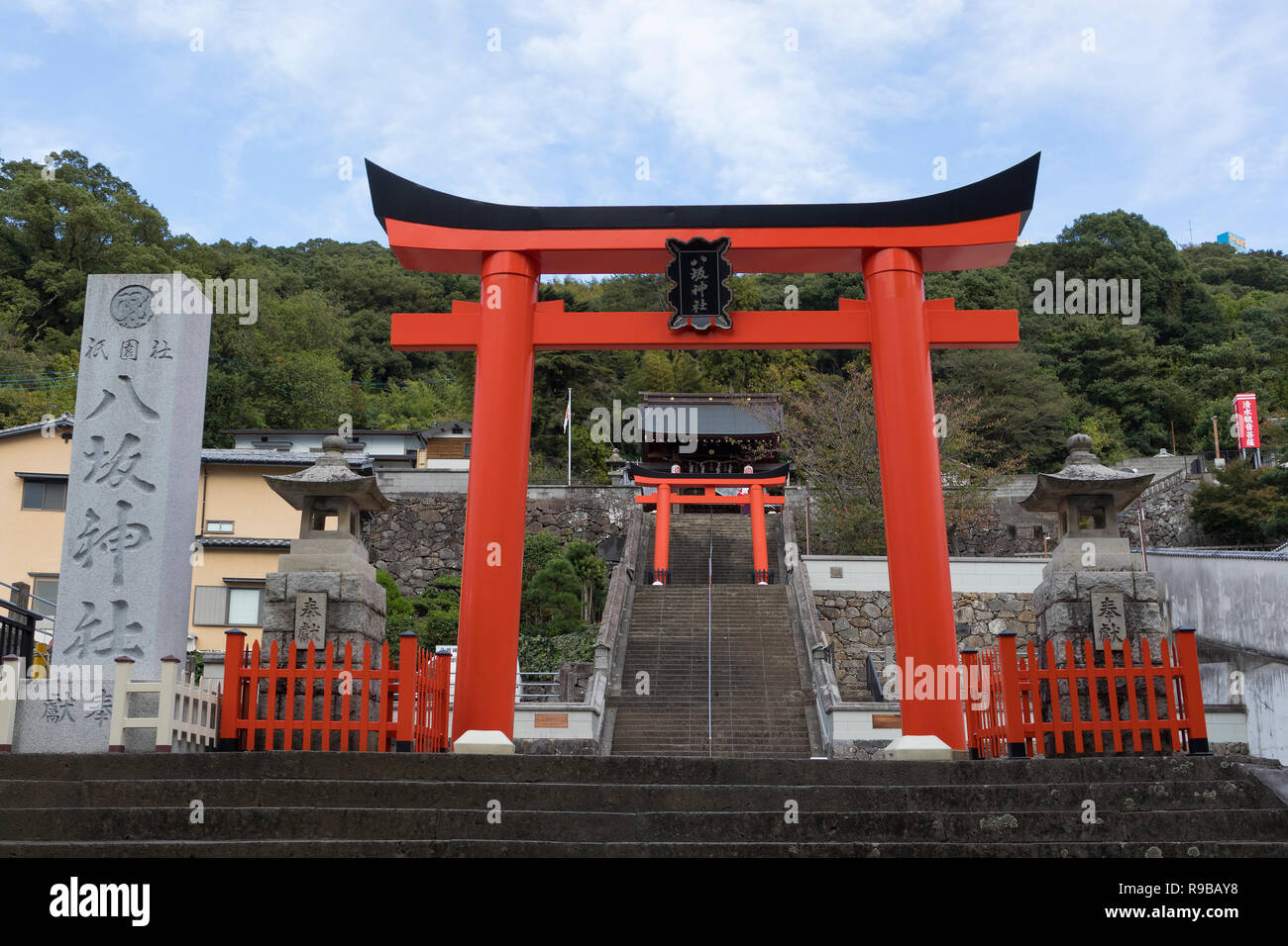 Nagasaki, Giappone - 22 Ottobre 2018: ingresso torii e alta scalinata al santuario Yasaka in Nagasaki Foto Stock