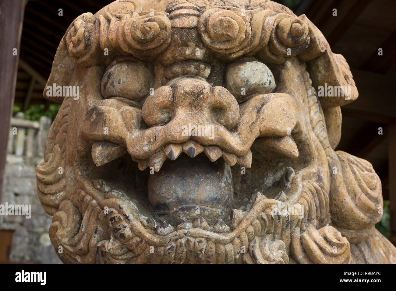 Nagasaki, Giappone - 22 Ottobre 2018: tradizionale vecchio leone di pietra custode presso il Tempio Sofukuji motivi close up Foto Stock