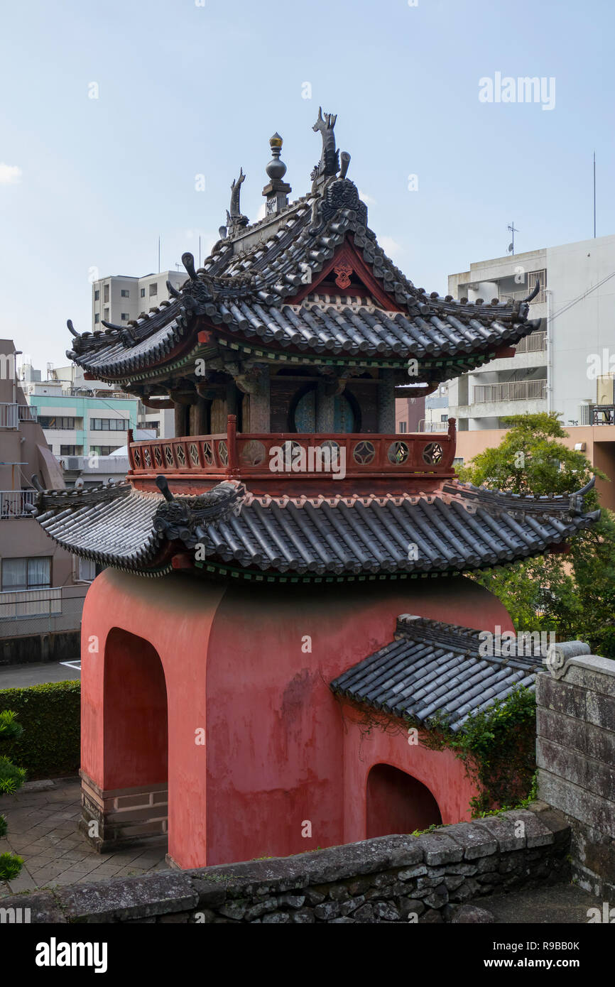 Nagasaki, Giappone - 24 Ottobre 2018: Sofukuji Temple Gate, un tempio cinese che è uno dei migliori esempi della Dinastia Ming architettura templare Foto Stock