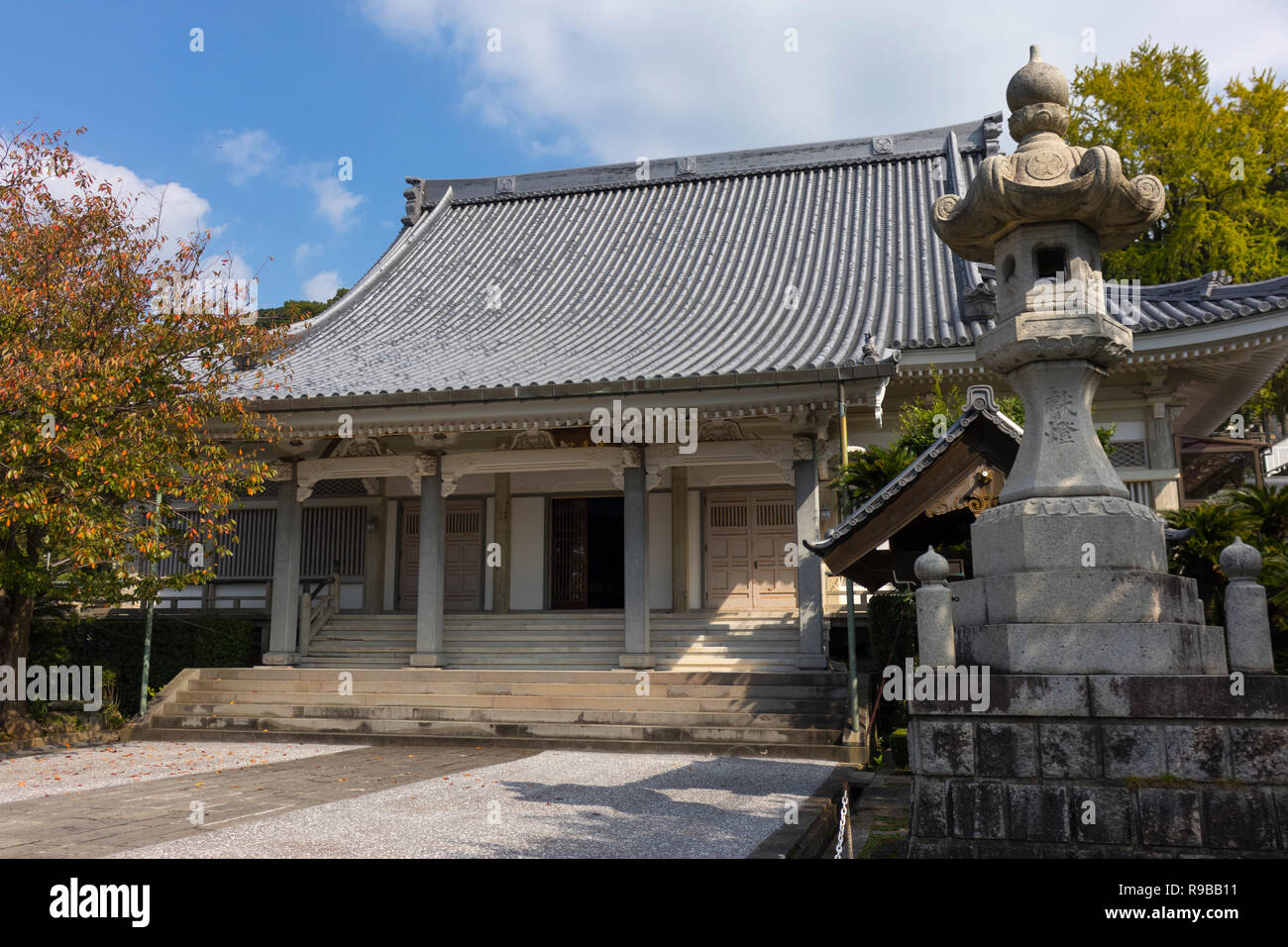 Nagasaki, Giappone - 24 ottobre 2018 Daionji, bianco tempio contemporaneo, uno dei templi lungo la Temple Street, Teramachi dori Foto Stock