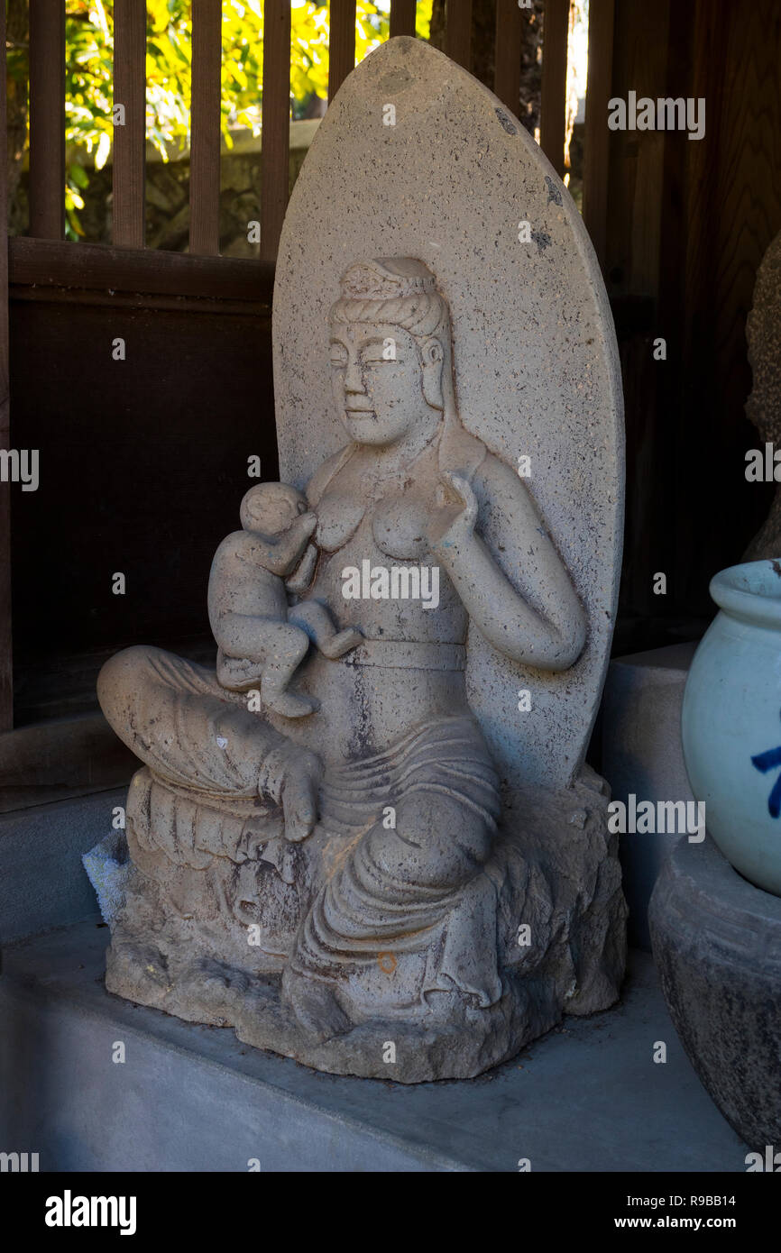 Nagasaki, Giappone - 24 Ottobre 2018: Pietra statua del Buddha presso il tempio Kotaiji, uno dei templi lungo la Temple Street, Teramachi dori Foto Stock