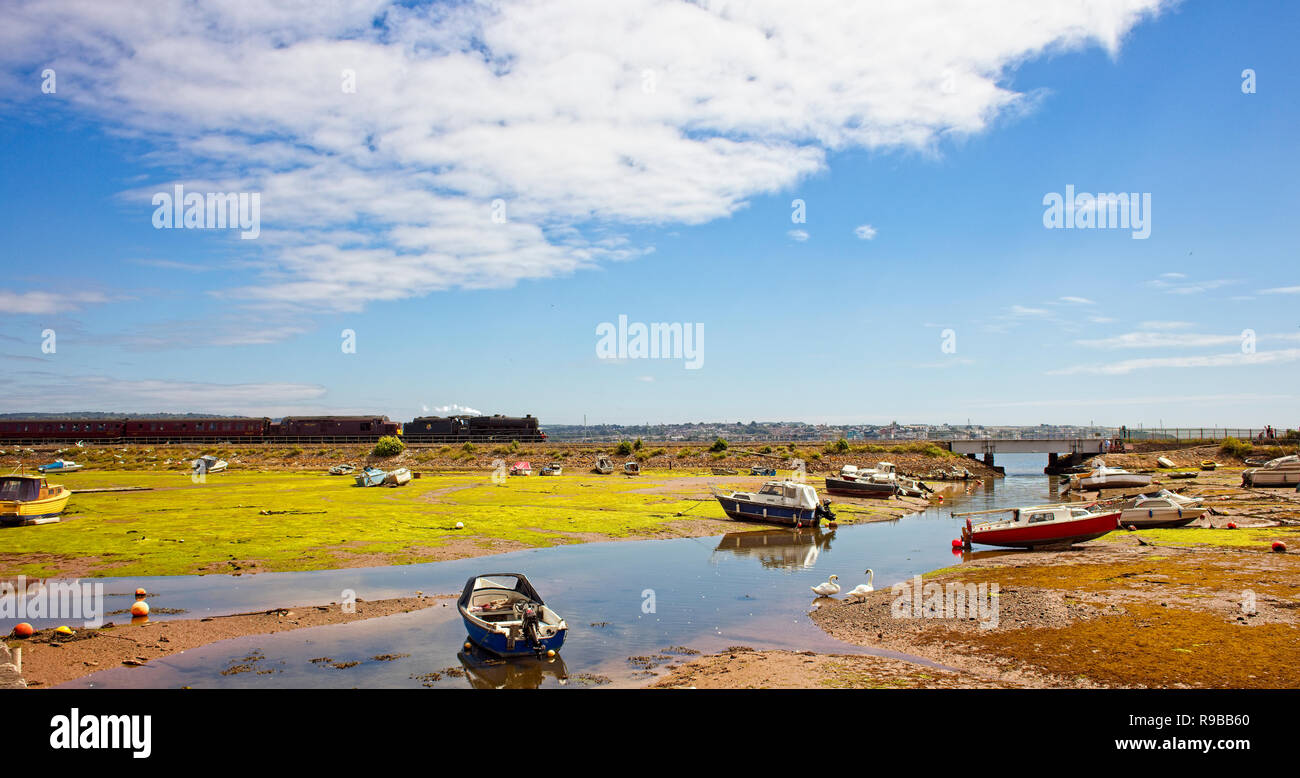 44871, vapore loco voce un treno giù il file exe estuario a Cockwood porto, Devon, Inghilterra, Regno Unito. Foto Stock
