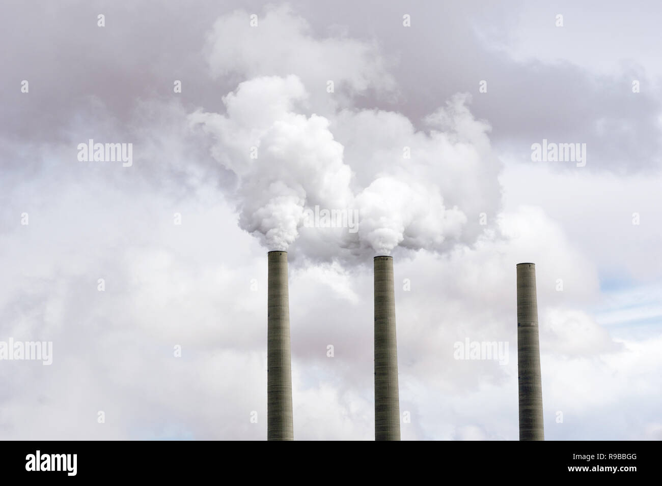 Centrali a carbone vegetale fumaioli emettere fumi tossici - il riscaldamento globale e i Cambiamenti Climatici Concept Foto Stock