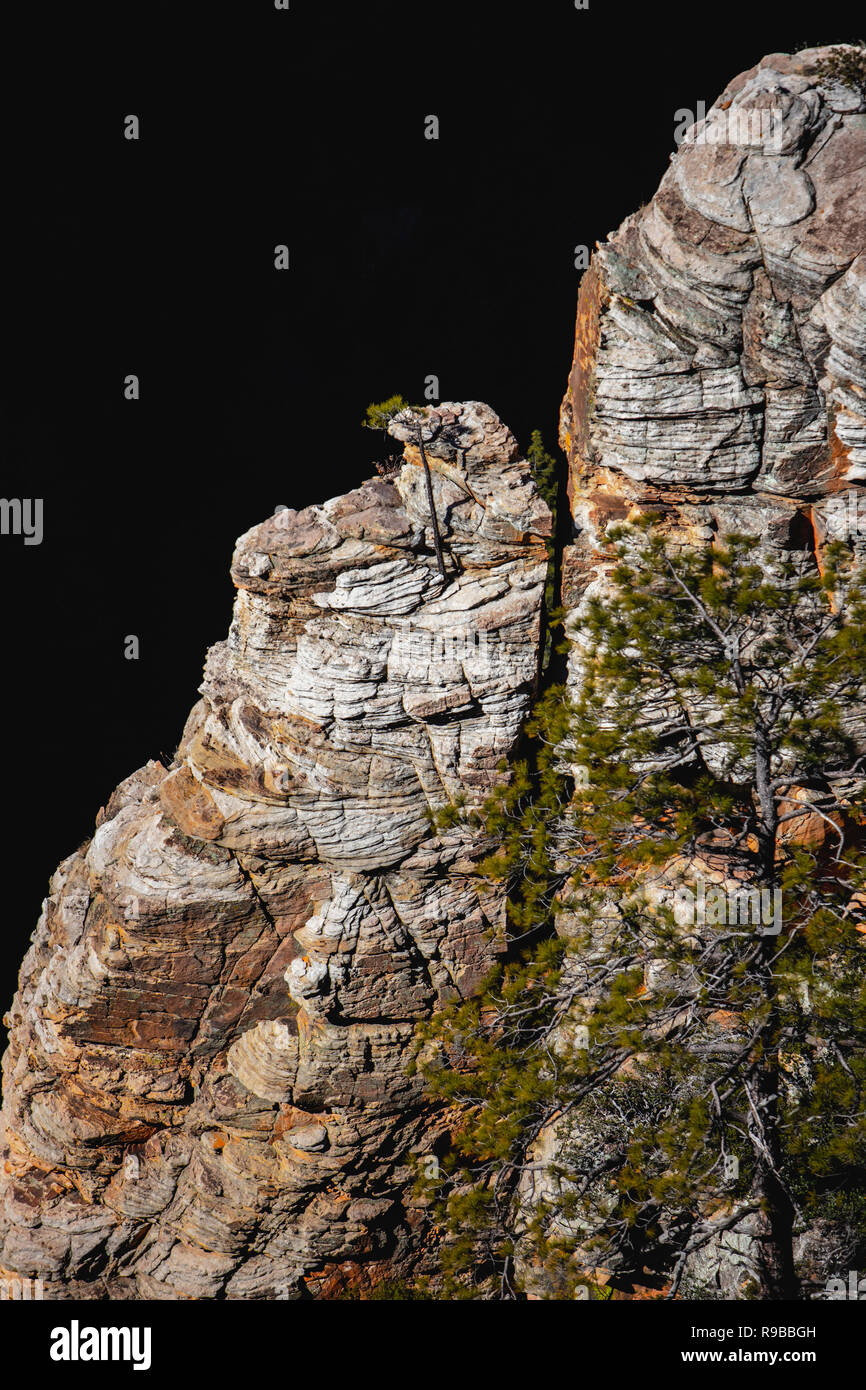 Cliff bordo contro un canyon scuro muro Foto Stock