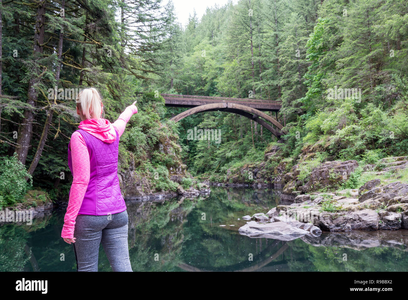 Donna escursionista da dietro, all'aperto in natura, un sano stile di vita attivo concept. Foto Stock