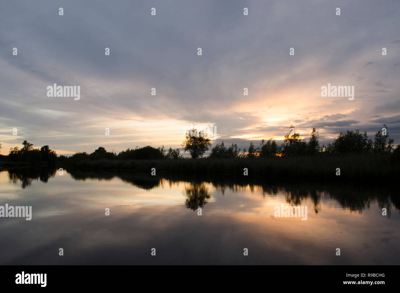 Tramonto sul fiume y vengono, Norfolk Broads, UK. Giugno Foto Stock