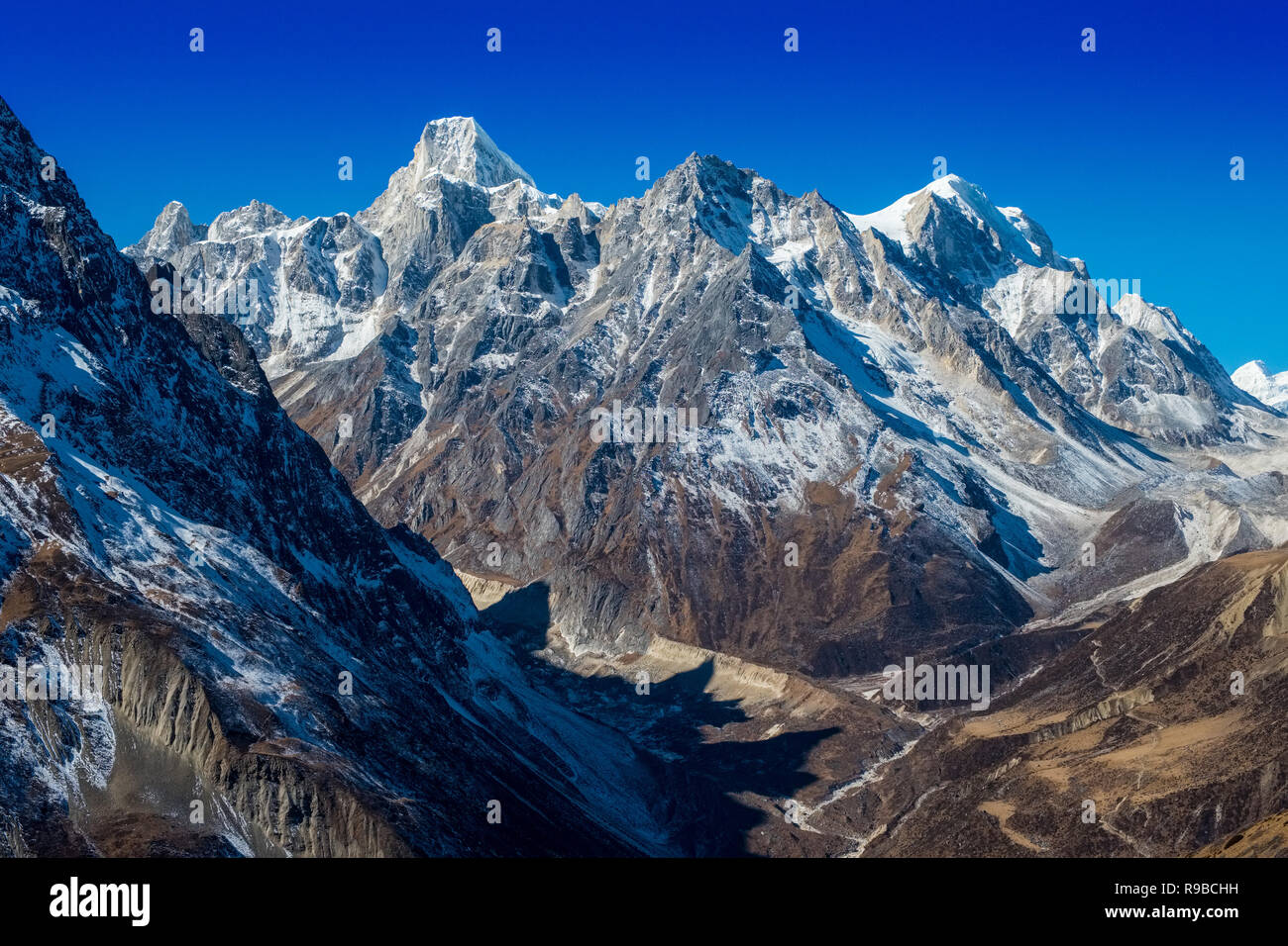 Epic viste sulla montagna sul circuito di Manaslu Trek, Nepal Himalaya. Sentiero per il Larkya Pass in basso a destra Foto Stock