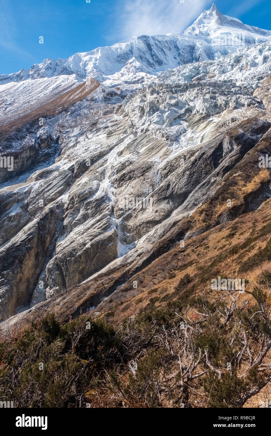 Ghiacciaio e ghiacciaio proveniente dal Manaslu in Nepal Himalaya Foto Stock
