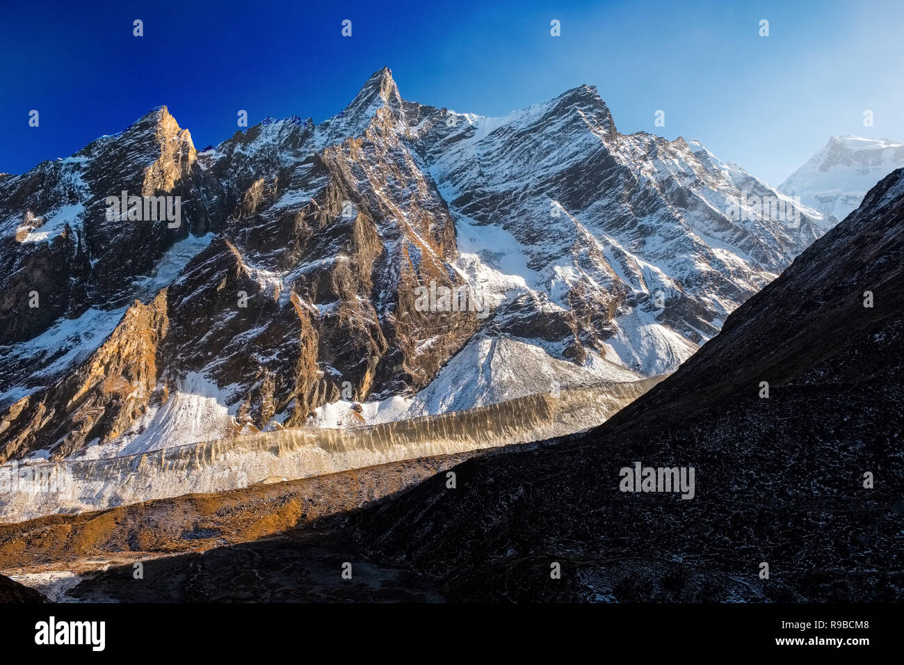 E frastagliate cime coperte di neve tipico del paesaggio sul circuito di Manaslu trek in Nepal Himalaya Foto Stock